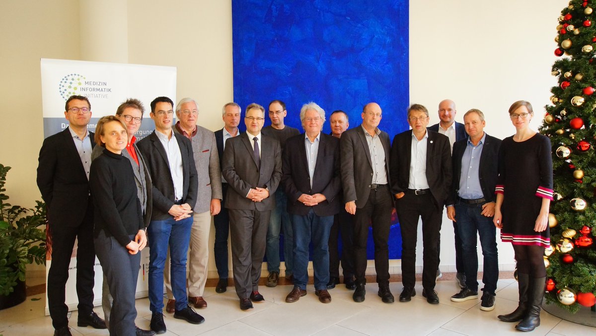 Nationales Steuerungsgremium der #Medizininformatik-Initiative #MII mit positiver Bilanz 2019: Einstieg in den Datenaustausch über <a href="/hl7germany/">HL7 Germany</a> #FHIR, #ZARS als One-Stop-Agency und einheitliche Nutzungsordnung. Datenintegrationszentren #DIZ bundesweit im Aufbau!