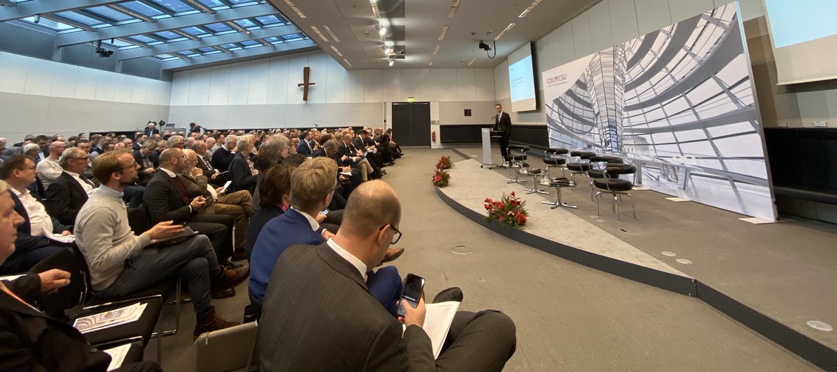 Volles Haus beim Thema ‚#Wasserstoff als Energieträger der Zukunft‘ - Beim Grünen Wasserstoff wollen wir Weltmarktführer werden und diskutieren heute mit Experten, wie wir schnell von den Grundlagen zur Anwendung kommen.