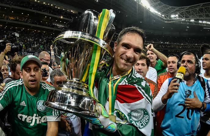 donnapalestra's tweet photo. Superar o fim de um relacionamento é difícil e dói, mas vocês já experimetaram superar a saída do Prass?! 😭💚😒
#deprê #voltaprass @Palmeiras https://t.co/tNsUxqZevB