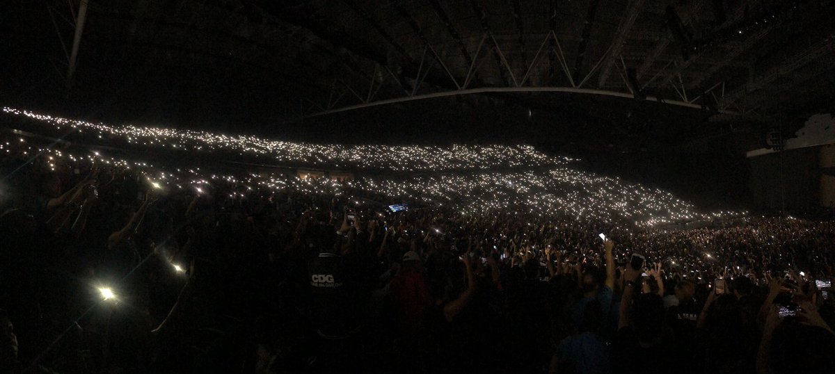 LiveSmart's tweet image. Lights up for the truth tellers! 🙌🏽 #SmartU2TourPH #SmartMusicLive