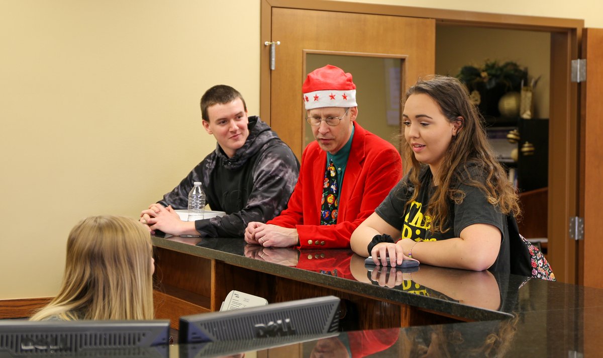 ThreeRivers_MO's tweet photo. The Welcome Center is always ready to help anyone, including our elf, Mr. Wheeler. If you have any questions, contact our Welcome Center at 573-840-9605. #elfontheshelf #3riverschristmas #welcomecenter https://t.co/MY8vGcZjDk