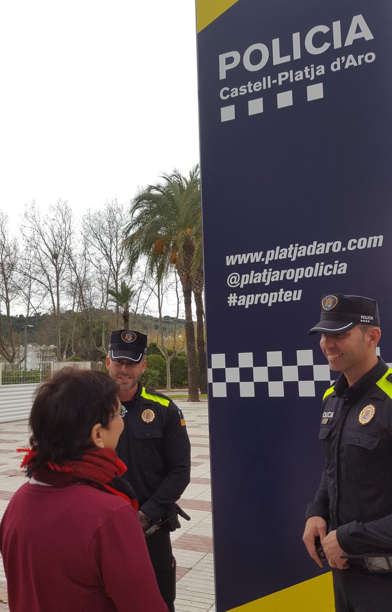 platjaropolicia's tweet photo. Des d’avui estrenem nous uniformes que s’adeqüen a la normativa de la Generalitat per unificar totes les policies locals de Catalunya
El nou uniforme destaca pel canvi a una coloració més fosca i la camisa passa a ser de color blau nit amb distintius reflectants a les espatlles https://t.co/rKlBhZJbqP