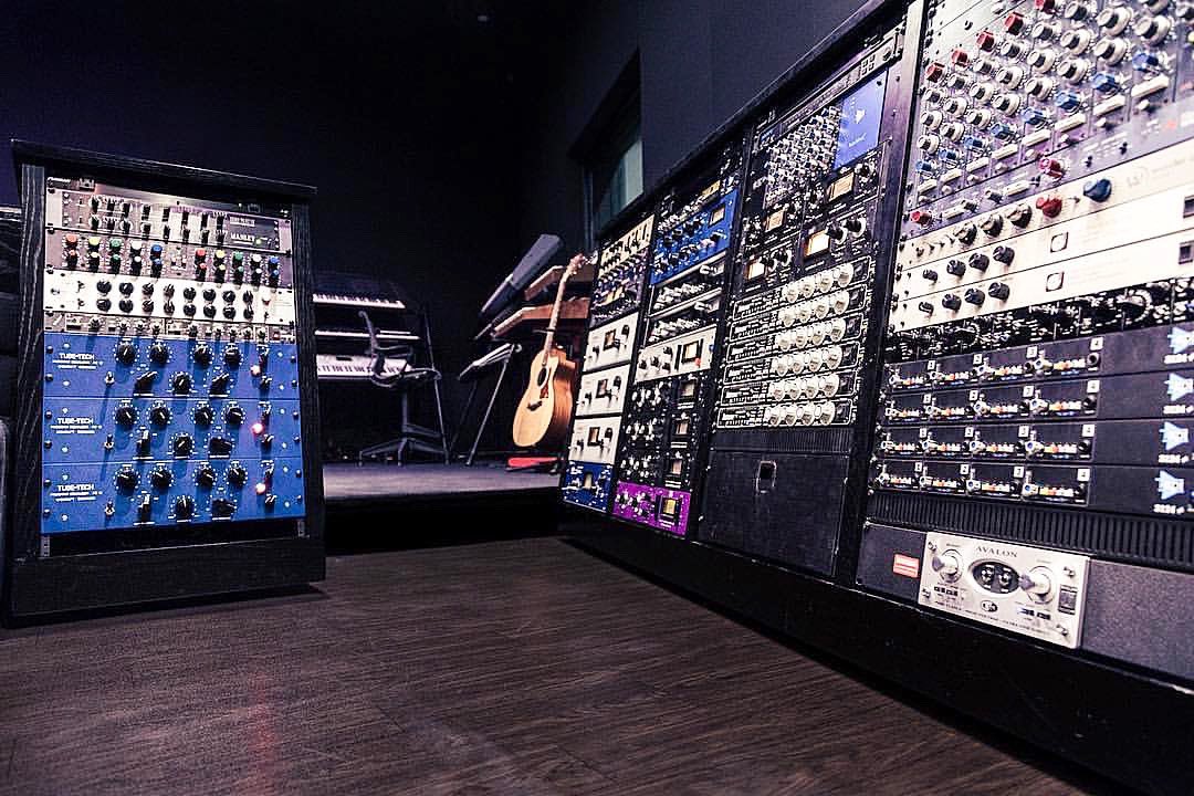 хип хоп студия звукозаписи. картина в музыкальную студию. David music студия. Istudio звукозаписи. David music студия.