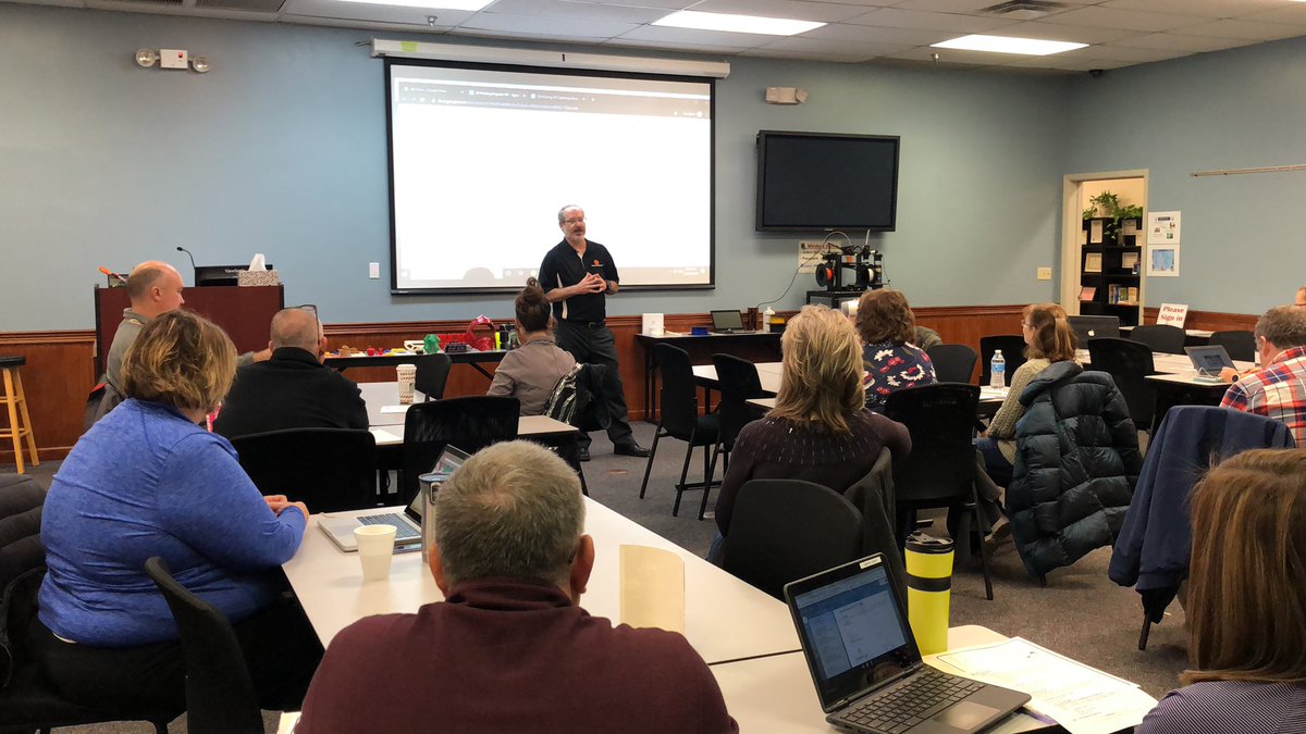 3D Printing 101 workshop at #ESCLC.Thanks to #makergear and <a href="/SarahRiveraSTEM/">Sarah Rivera✨</a>