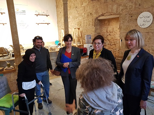 canadaliban's tweet photo. (1/2) Délégation canadienne, dirigée par la Directrice Générale pour le Moyen-Orient visite la boutique de la coopérative @RuralDelights (Atayeb Al Rif) dirigée par des femmes. @SandraMcCardell ; @lamourem https://t.co/1AqJORsFYG