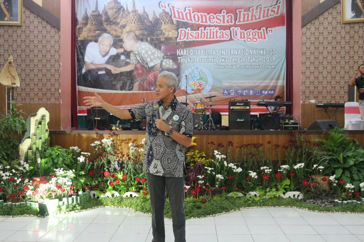 Gubernur Jawa Tengah Bpak @ganjarpranowo menghadiri peringatan Hari Disabilitas Internasional ke 27 yang di selenggarakan oleh @dinsosjtg bertempat di Gedung wanita semarang siang tadi, Rabu (11/12/2019).#haridisabilitasinternasional #kamisama#indonesiainklusi #JatengGayeng