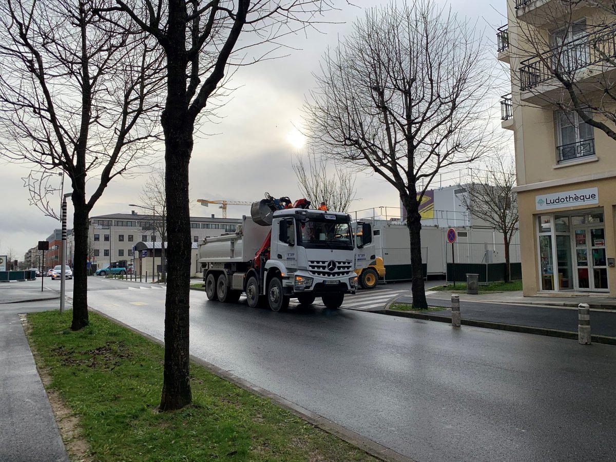 VilledeBussy's tweet photo. Le retrait de la #BaseDeVie des #travaux du #PôleGare est actuellement en cours. La circulation est donc plus difficile aujourd'hui et demain au niveau du boulevard Mendès France et de la rue Alain Peyrefitte. https://t.co/JNcD3QMjDD