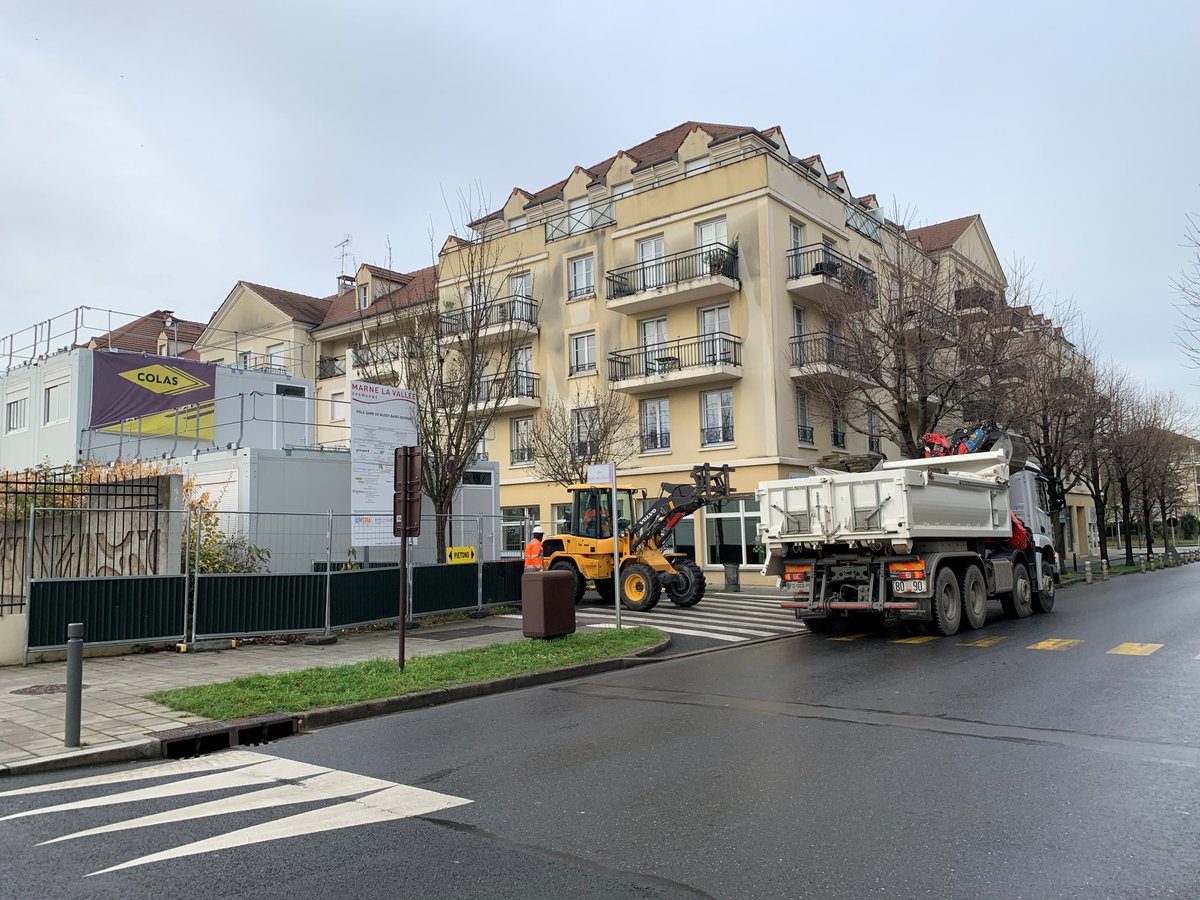 VilledeBussy's tweet photo. Le retrait de la #BaseDeVie des #travaux du #PôleGare est actuellement en cours. La circulation est donc plus difficile aujourd'hui et demain au niveau du boulevard Mendès France et de la rue Alain Peyrefitte. https://t.co/JNcD3QMjDD