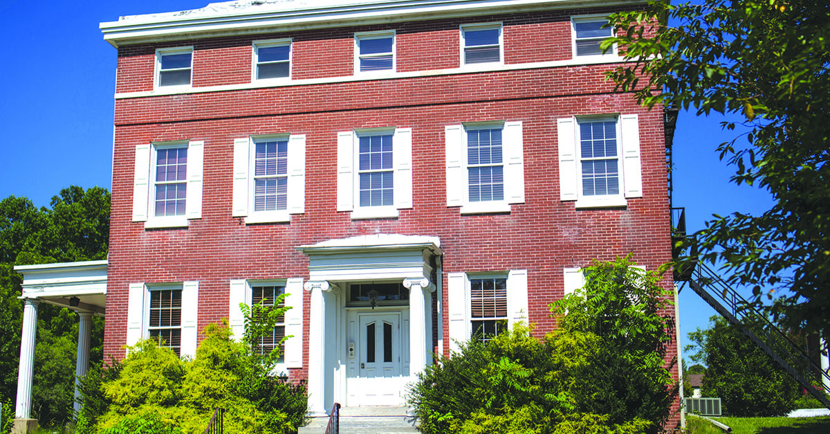 Rutgers_Camden's tweet image. #RutgersImpact: The Tomlinson mansion in Stratford is on the NJ and National Registers of Historic Places, thanks to extensive research by grad student Lucy Davis—plus guidance from @MARCHRUCamden and photography by undergrad Jacob Lechner. go.rutgers.edu/6vida9gb