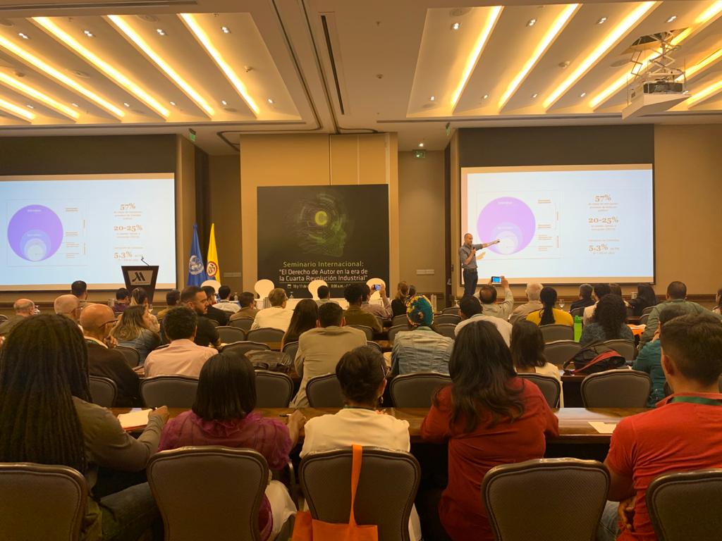 Derechodeautor's tweet photo. #Recomendado 

@Agos_Almeida, Director del #C4RI, sobre  la #CuartaRevoluciónIndustrial “es un tema de impacto en la sociedad de manera general y holística.”

#SeminarioNaranja #DerechoDeAutor https://t.co/PlXdTid0Pq
