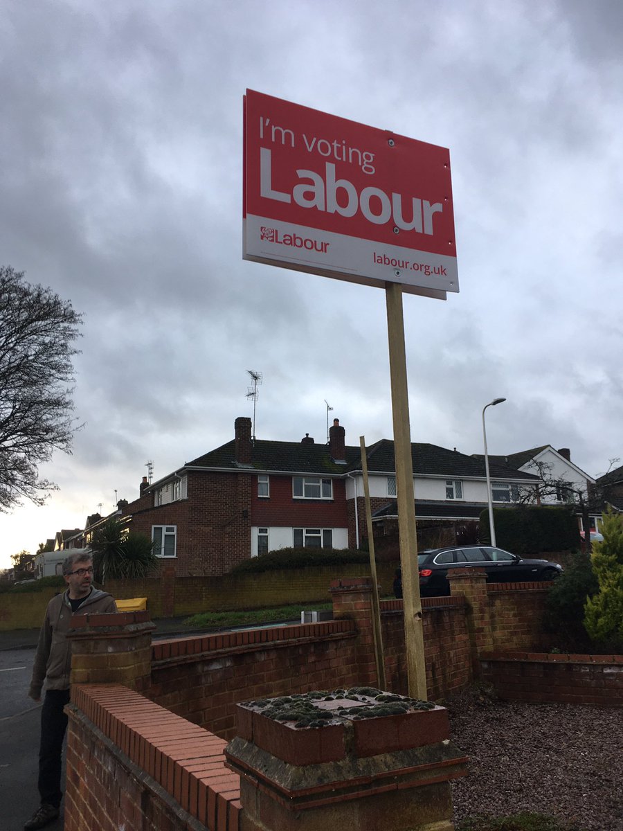 Adele_BW's tweet photo. #TeamCaversham on tour continues. Loads of Labour boards in the West Berks Wards! #Rdg #VoteLabour #VoreRachelEden #GE19 https://t.co/exveLMCyKU