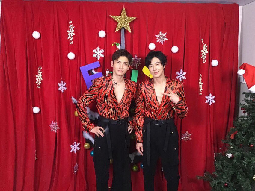 felicita9's tweet image. ジャニーズのどなたかがライブのMCで、素肌にジャケットなんて東方神起くらいしかしない
って言ってたというエピソードが好き😋

まさに今日のそれだよね。
赤のゼブラなんて東方神起以外では宝塚しか着こなせないわなw

#東方神起
#FNS歌謡祭
#FNS歌謡祭東方神起楽しみ