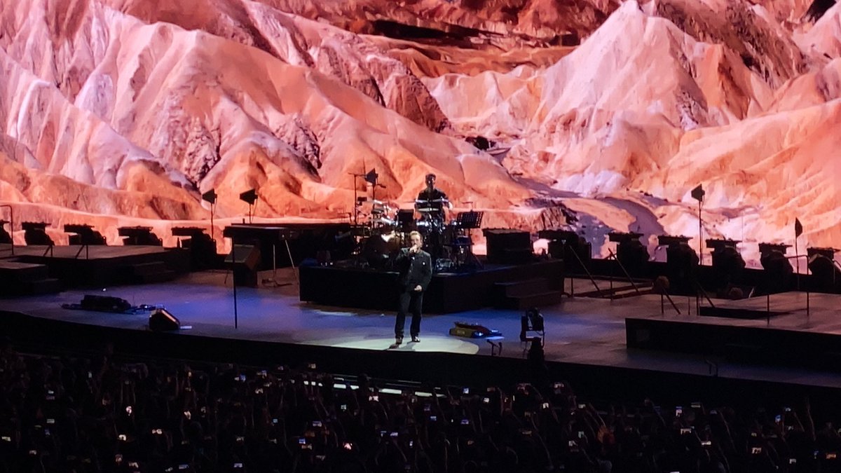 LiveSmart's tweet image. BOOOONOOOOOO 😍 #SmartU2TourPH #SmartMusicLive