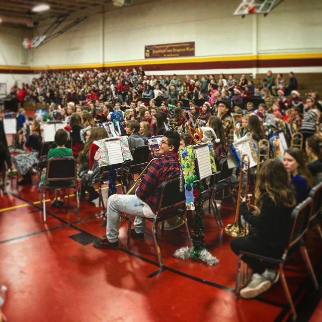 mrwolfpulaski's tweet photo. Xmas concert time! 🎄🎅🏼🎄 #wearespartans #smilebigsingloud https://t.co/E7z2LFyFCq https://t.co/EV3iaXqxjC