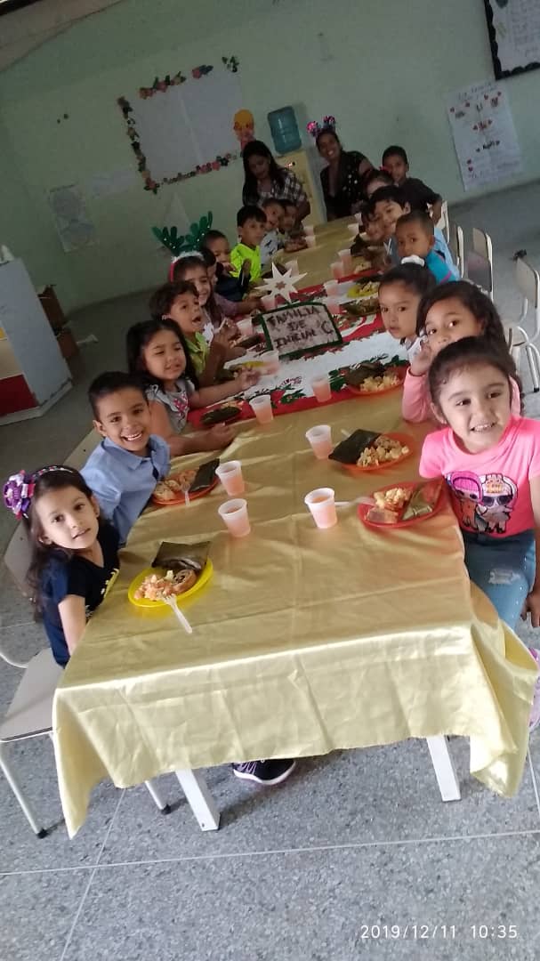 educaraguamcpo1's tweet photo. #11Dic #Aragua #VenezuelaTrabajoYProgreso En la UENB Eloy Merchán Tarazona Mpo LIBERTADOR. Nuestros niños y niñas con su almuerzo navideño 👏🏼👏🏼👏🏼🎊🥳 @NicolasMaduro @psuvaristobulo @RMarcoTorres @leoalvacabrera @MPPEDUCACION @ZE_Aragua @SZea2019 @Yamisinafum @AraguaEducacion https://t.co/vFESJ9wAt1