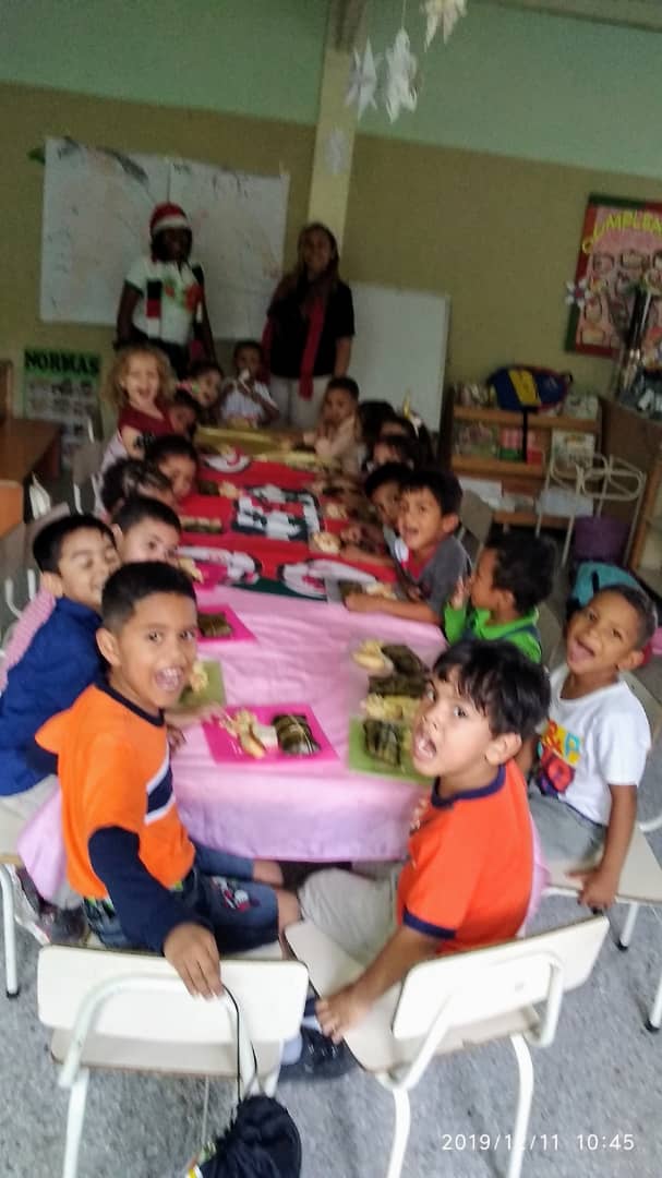 #11Dic #Aragua #VenezuelaTrabajoYProgreso En la UENB Eloy Merchán Tarazona Mpo LIBERTADOR. Nuestros niños y niñas con su almuerzo navideño 👏🏼👏🏼👏🏼🎊🥳 <a href="/NicolasMaduro/">Nicolás Maduro</a> @psuvaristobulo <a href="/RMarcoTorres/">Rodolfo Marco Torres</a> <a href="/leoalvacabrera/">Prof. Leonardo Alvarado</a> @MPPEDUCACION @ZE_Aragua @SZea2019 <a href="/Yamisinafum/">@educadoresdearagu</a> <a href="/AraguaEducacion/">Sec. de Educación</a>