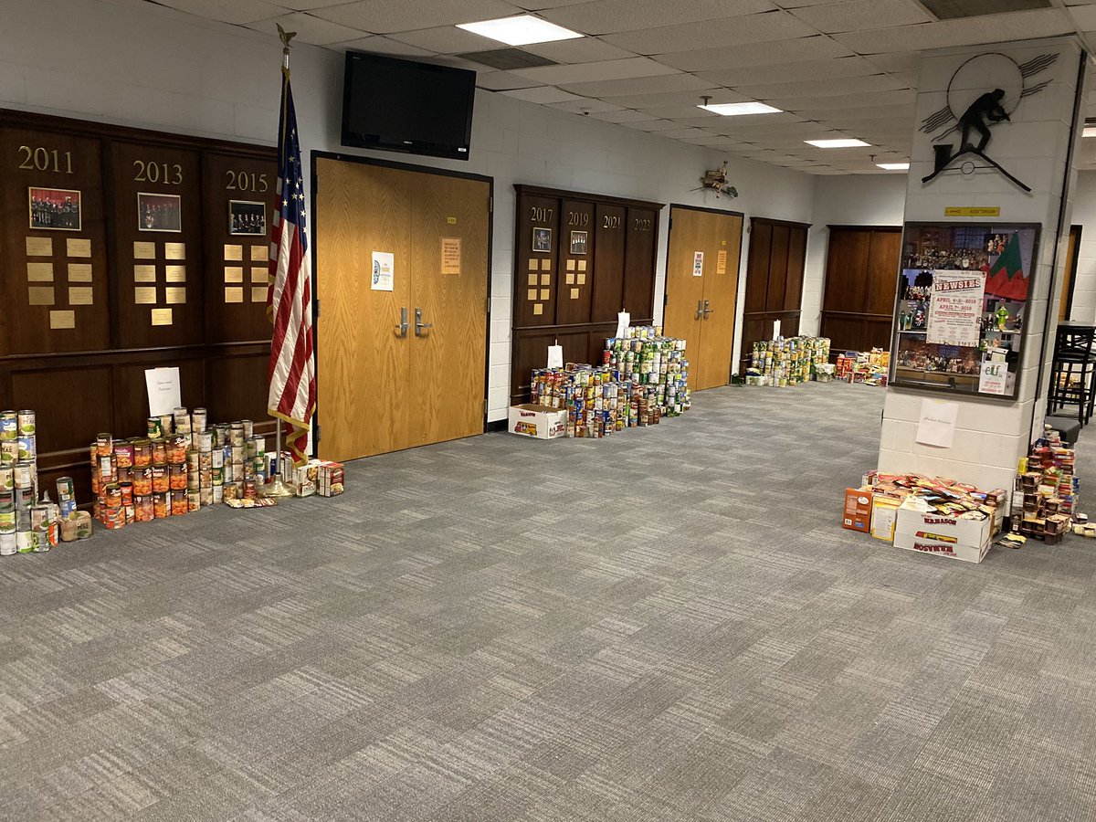 DWILLS0604's tweet photo. Love this work. Student Council is turning our main lobby/stairwells into the largest food bank in the area. HATTER FEED-A-FRIEND campaign will feed 90 needy families this holiday season. #HatterPride🎩 #CommunityCares #ConnectandEngage @JGradyHHHS @jgreens4 https://t.co/BvHiejwm3R