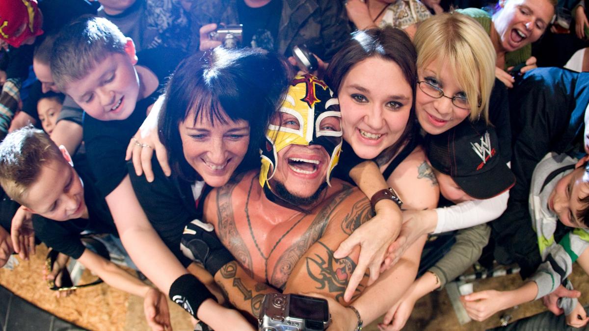 Happy birthday to the great Rey Mysterio! 45 years and still going strong. 