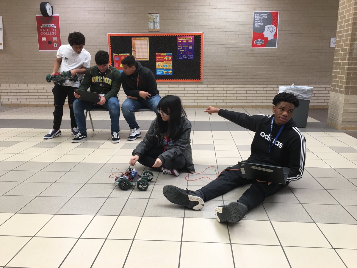 CoachYBSoftball's tweet image. Robotics maze challenge practice. Hands-on learning at Lakes! #robotsrule #keeponcoding @CyLakesLibrary @CFISDCyLakes @CyLakesPhysics