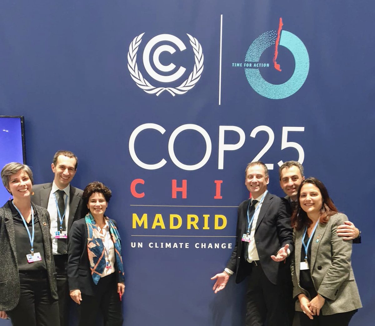 Proud of this amazing @europeaid team 🇪🇺 working hard 💪 at #COP25Madrid 💯

Pushing for #ClimateAction to take place at global level 🌐

@COP25CL <a href="/EU_Commission/">European Commission</a> <a href="/EUClimateAction/">EU Climate Action</a> #EUGreenDeal <a href="/StefanoSignor11/">Stefano Signore 🇮🇹🇪🇺🇧🇪</a>