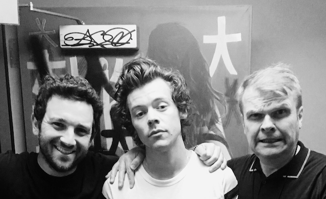 WORLDMUSICAWARD's tweet photo. #HarryStyles is #MusicWeek's Cover Star as he gets ready to drop his new album #FineLine on Friday, with Sony Boss #RobStringer planning to cement his position as the biggest most intriguing Star on the planet!👨‍🎤📸🌟💿💥1️⃣3️⃣🥇🌟🌎🔥👑 @harrystyles
https://t.co/MowG90LrqU https://t.co/4OiC8npgEu