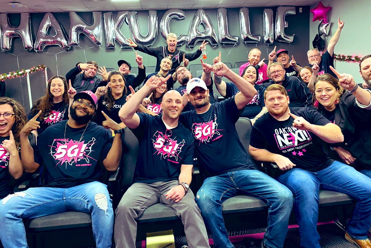 CallieField's tweet photo. Thank you @Oakland_callctr - the winningest winning customer experience obsessed center in the world! 🙌 What a whirlwind of a visit with a truly inspirational team💗 #Oaktown  #allwedoiswin https://t.co/Qsns20LXl7