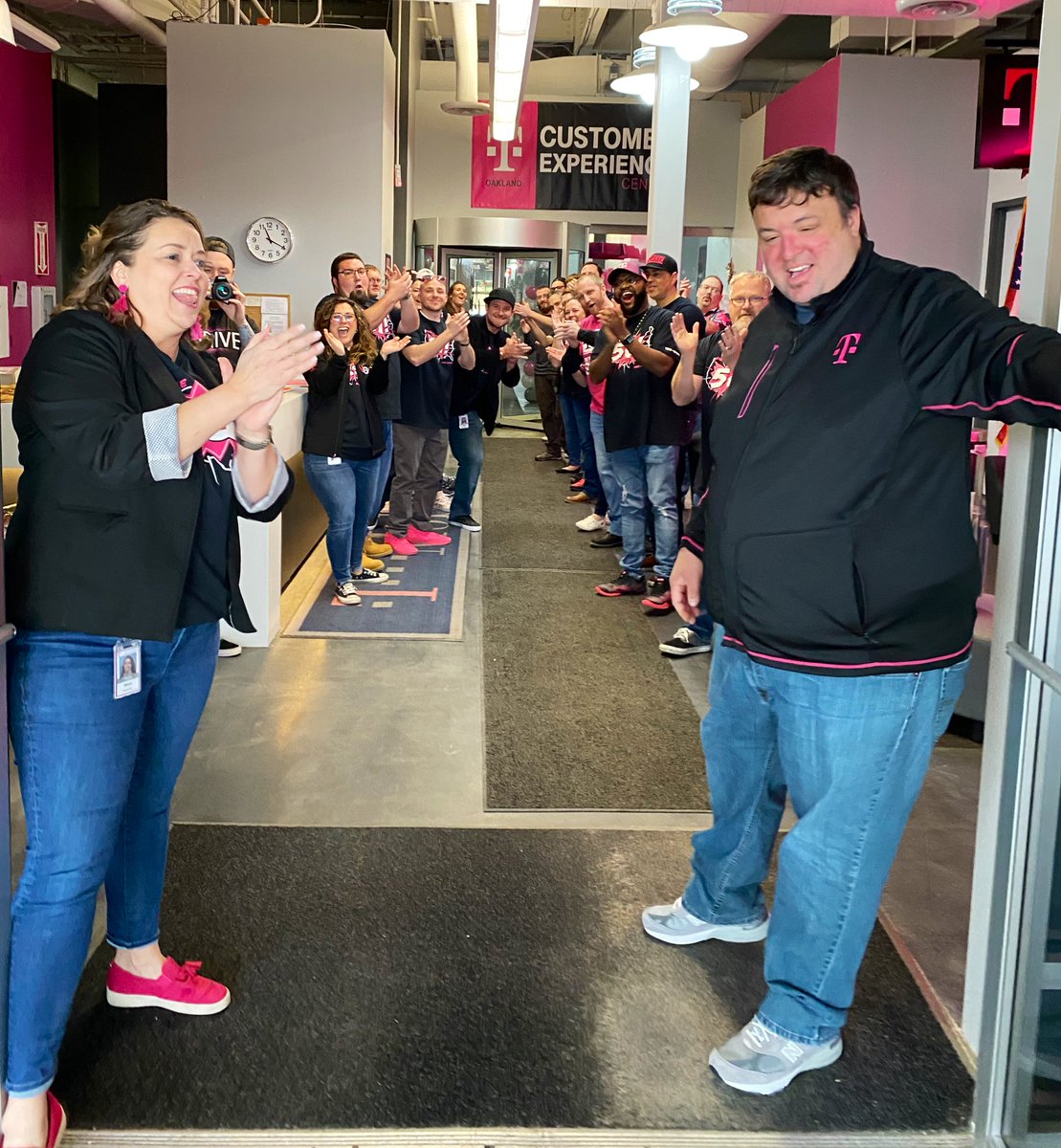 CallieField's tweet photo. Thank you @Oakland_callctr - the winningest winning customer experience obsessed center in the world! 🙌 What a whirlwind of a visit with a truly inspirational team💗 #Oaktown  #allwedoiswin https://t.co/Qsns20LXl7
