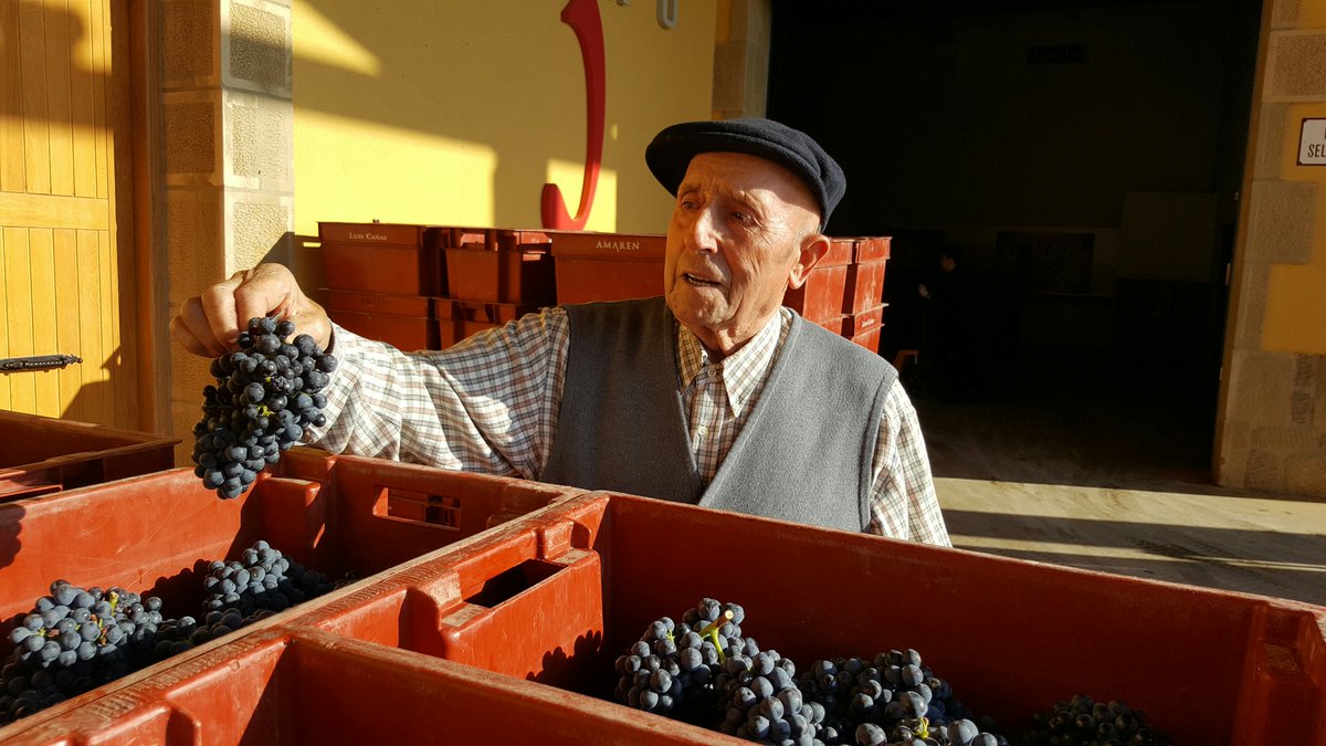 BodegasLC's tweet photo. Como decía Joaquín Sabina en su canción, “este adiós no maquilla un hasta luego”, ojalá.
Siempre buscamos un motivo para brindar, pero hoy es un día triste para esta familia: “El Jefe” como le llamaba Juan Luis a su padre, se ha despedido esta madrugada a sus 91 vendimias. D.E.P https://t.co/RrN9zY2csD