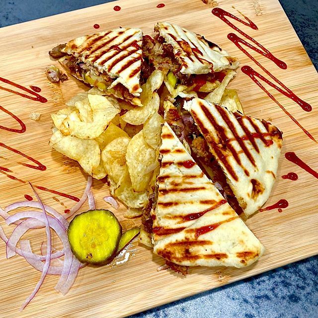 HiatusBrewing's tweet image. New menu item Wednesday and here’s the BBQ Panini. It features chopped pork, Hiatus BBQ sauce, sweet bread and butter pickles, red onions, and served with kettle chips. This will be available starting today at 11 am 😋

#OnHiatus #PushPause #BackIn30 … ift.tt/348DoST