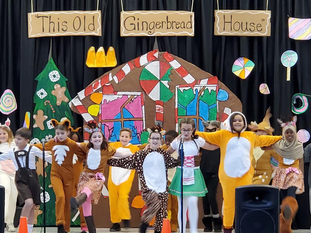 ProfesoraTT's tweet photo. Watching the 4th grade perform "This Old Gingerbread House" is such a "sweet treat"! Join us at one of our 3 shows today (10am, 2 pm or 7pm) @AltonDarby https://t.co/bxMxkxyfKR