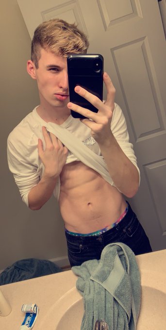 I went to visit my friend Josieeee last night lmao at her new apartment for the first time and my car