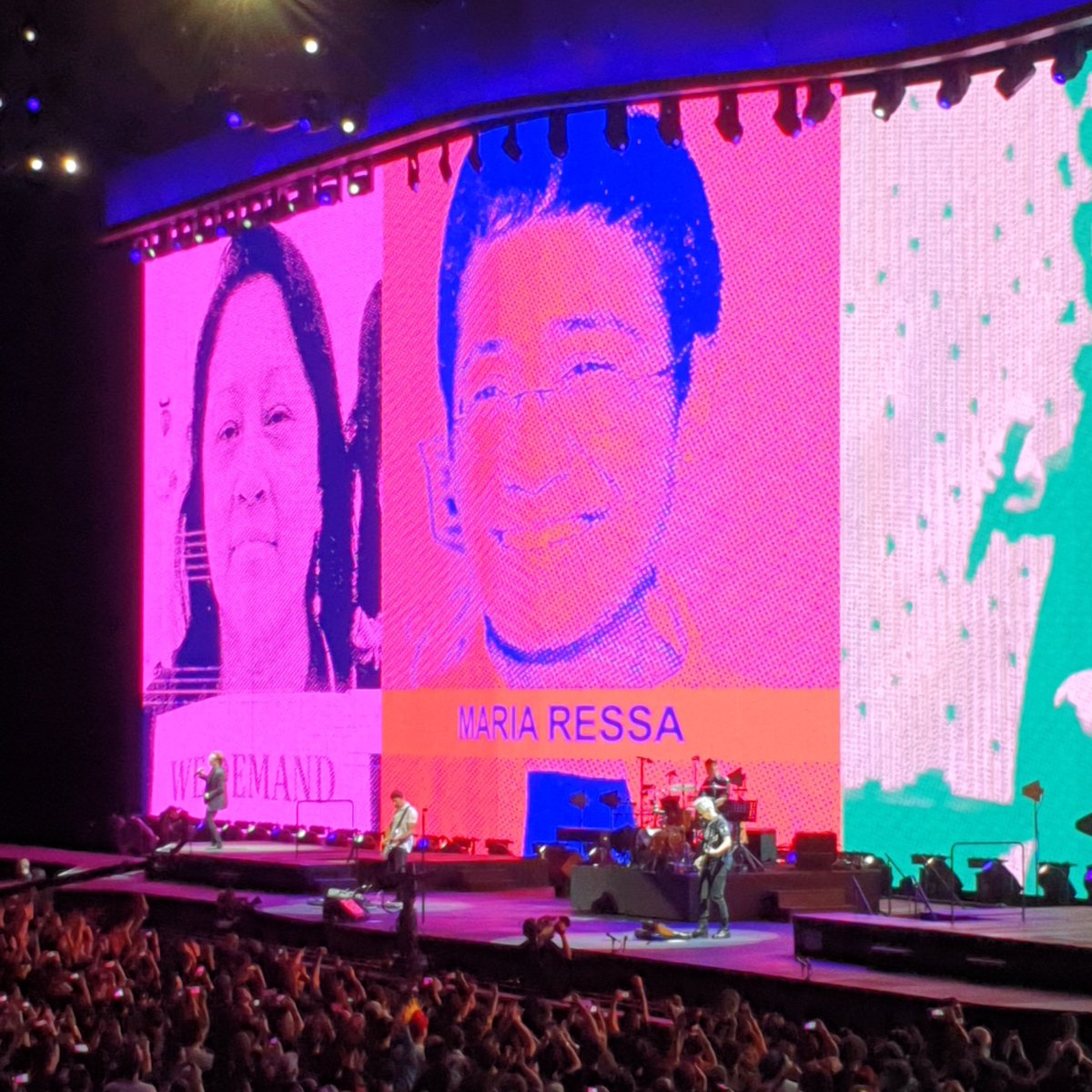 neilenore's tweet image. *after singing Beautiful Day*
“When journalists don’t have to worry about what they write. That is a beautiful day. FOR MARIA RESSA.” @mariaressa 👏 

#U2Manila #U2inManila #U2TheJoshuaTree2019