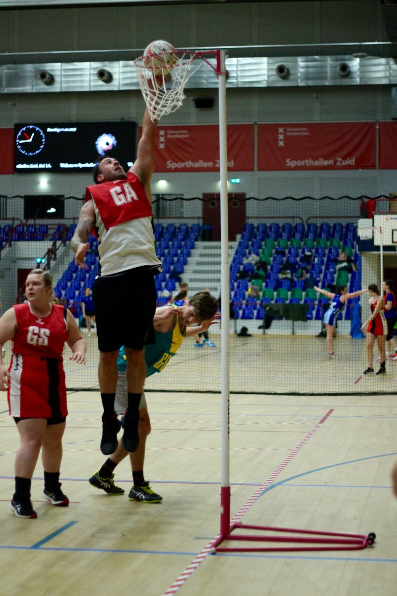 Don't you wish you could?! 
.
.
.
#netball #mixednetball #netballdunk #dunktheball #netballshooter #ga #goalattack #whatsadefendertodo #howdoyouevebdeffendthat #amsterdamnetball #jumphigh #longarms #amsterdamnetballtournament