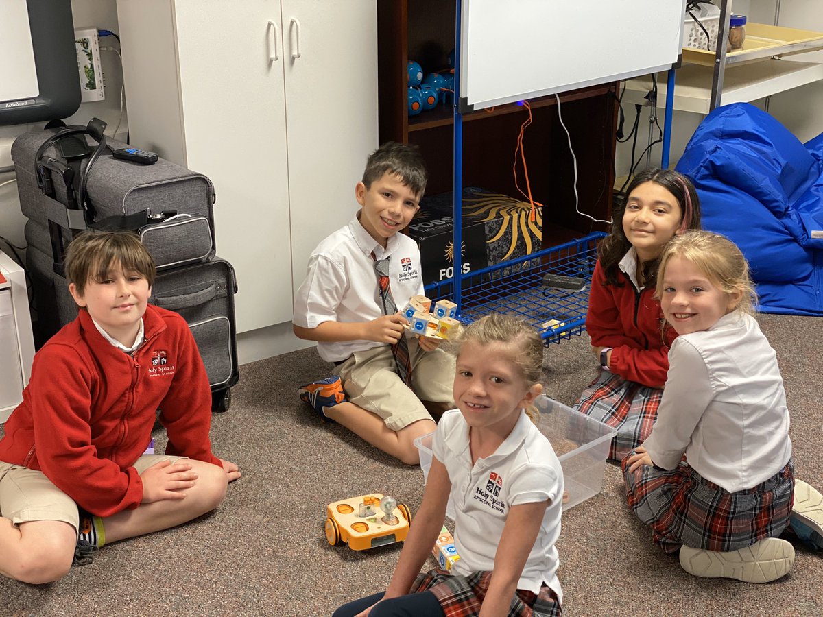 hsessaints's tweet photo. Students discover the world of computer science by joining #HourOfCode that exposes them to create their own path through technology #WeLoveHSES #WisdomWednesday https://t.co/9rc0oWYcR9