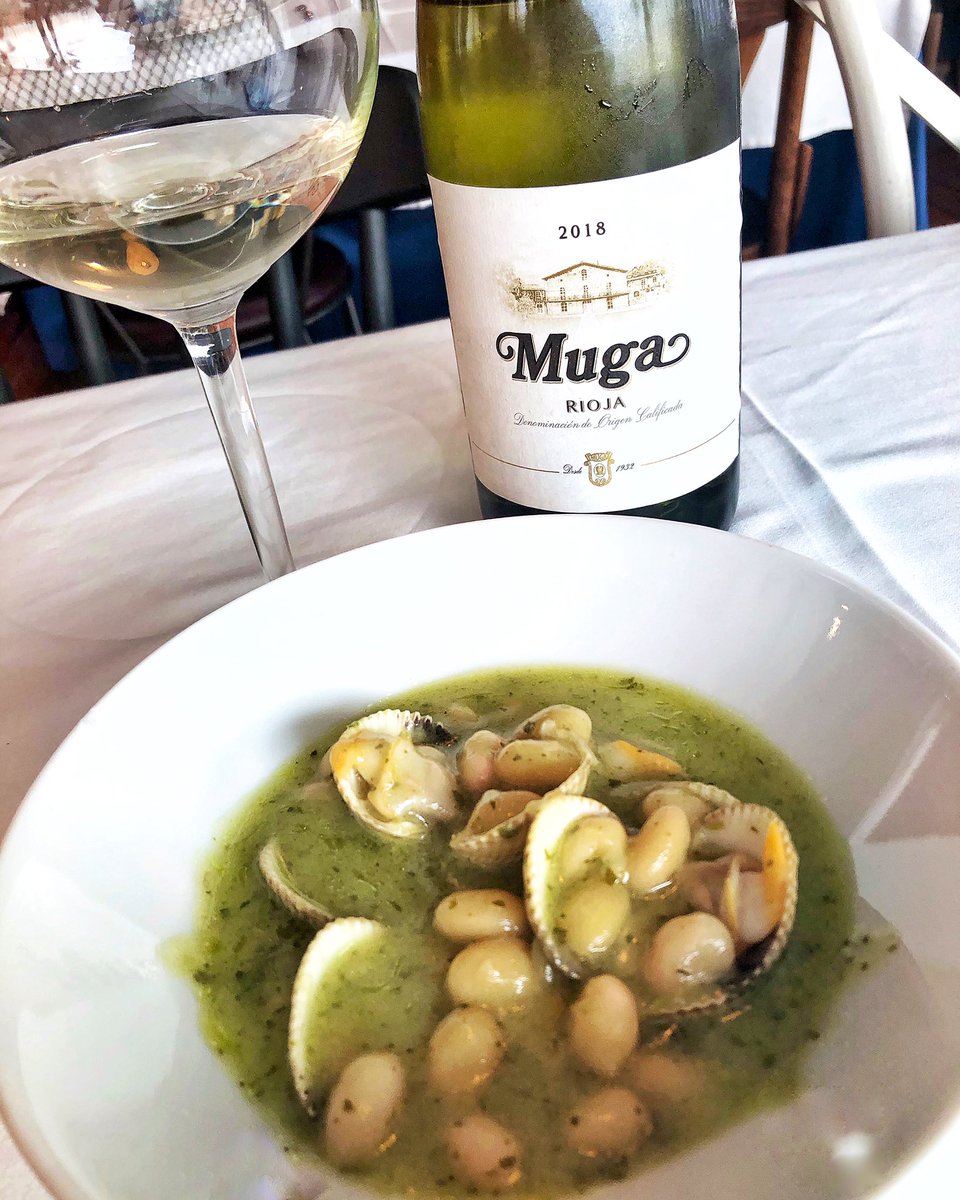 Combinaciones para chuparse los dedos...
Berberechos con almejas en salsa verde y Muga Blanco