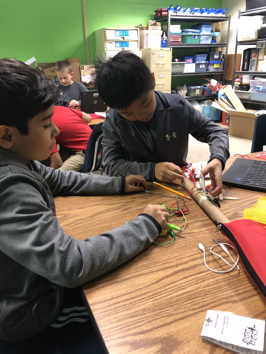 WalkerFox's tweet photo. Creating Talking Shakespeare Dolls #makeymakey #scratch #nfeslifeready @JaclynClaytor https://t.co/QO1ot6CSbX