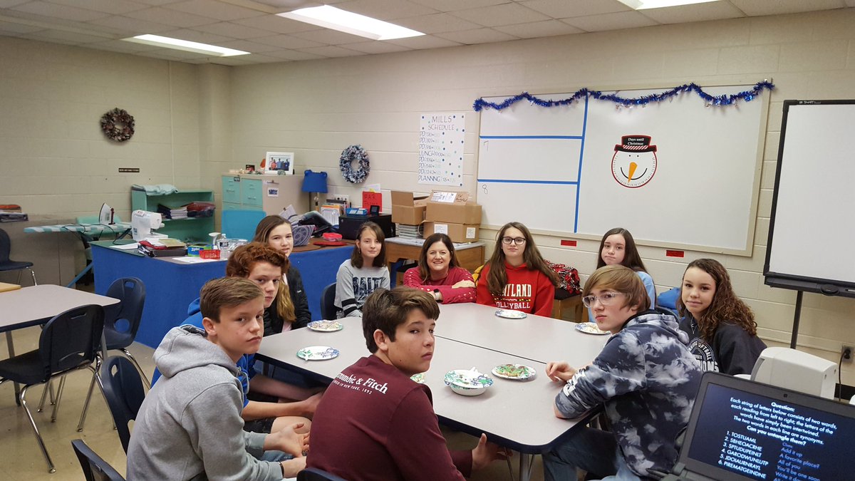 marisellapappas's tweet photo. Warrenton Middle 8th grade Mrs. Pappas Art and Mrs. Mills FCS classes joined forces to learn how to bake and decorate Italian holiday cookies. #WARRENTON_MIDDLE #ART #FCPS1ART #WARRENTON_WARRIORS @malloyva @marisellapappas https://t.co/YWifvJx7KL