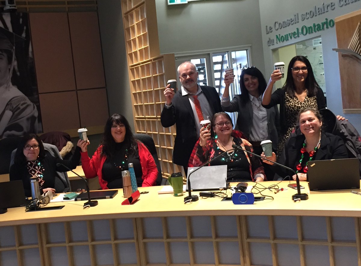 CSCNouvelOn's tweet photo. L'esprit des fête règne au CSC Nouvelon! Notre directrice de l'éducation, Lyse-Anne Papineau, a offert aux cadres un bon café Starbucks cet avant-midi. Merci!  #NouvelonEnMouvement https://t.co/HCmHoppA5L