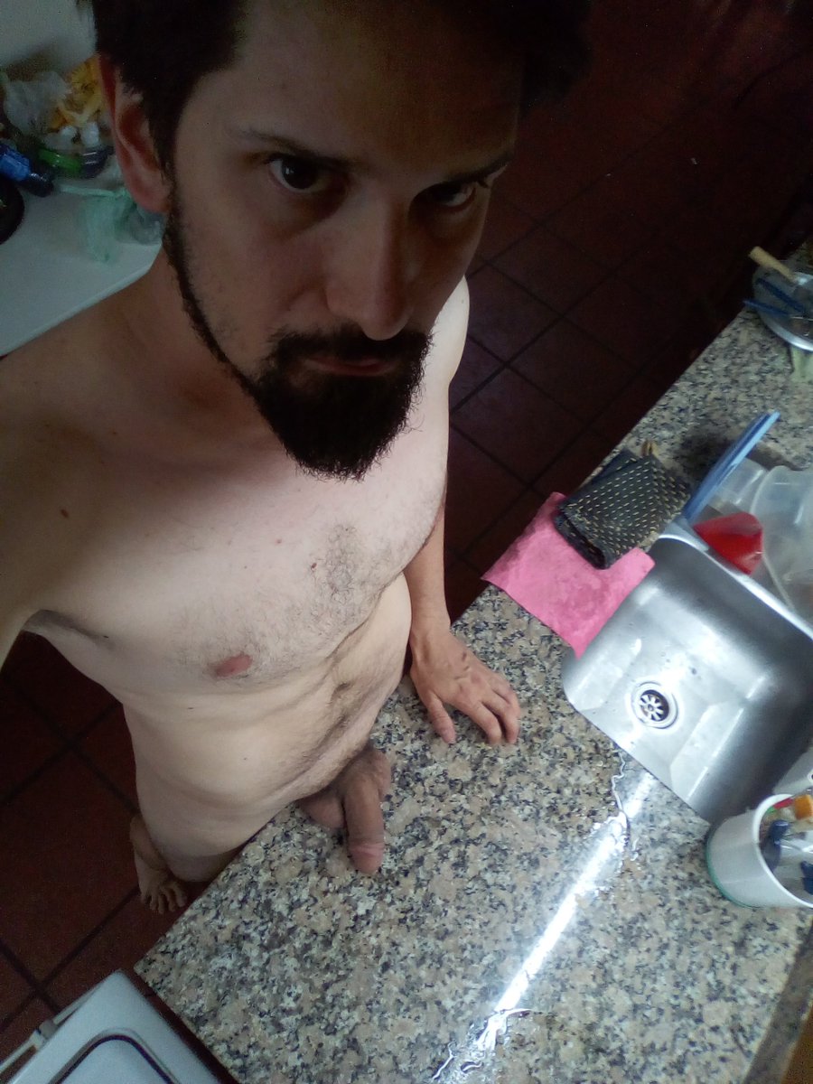 rolibol22's tweet photo. Hoy toco cocina nudista quien me acompaña??? #nudismo #enbolas #cocina #gomosa https://t.co/mXDc1OUpbv