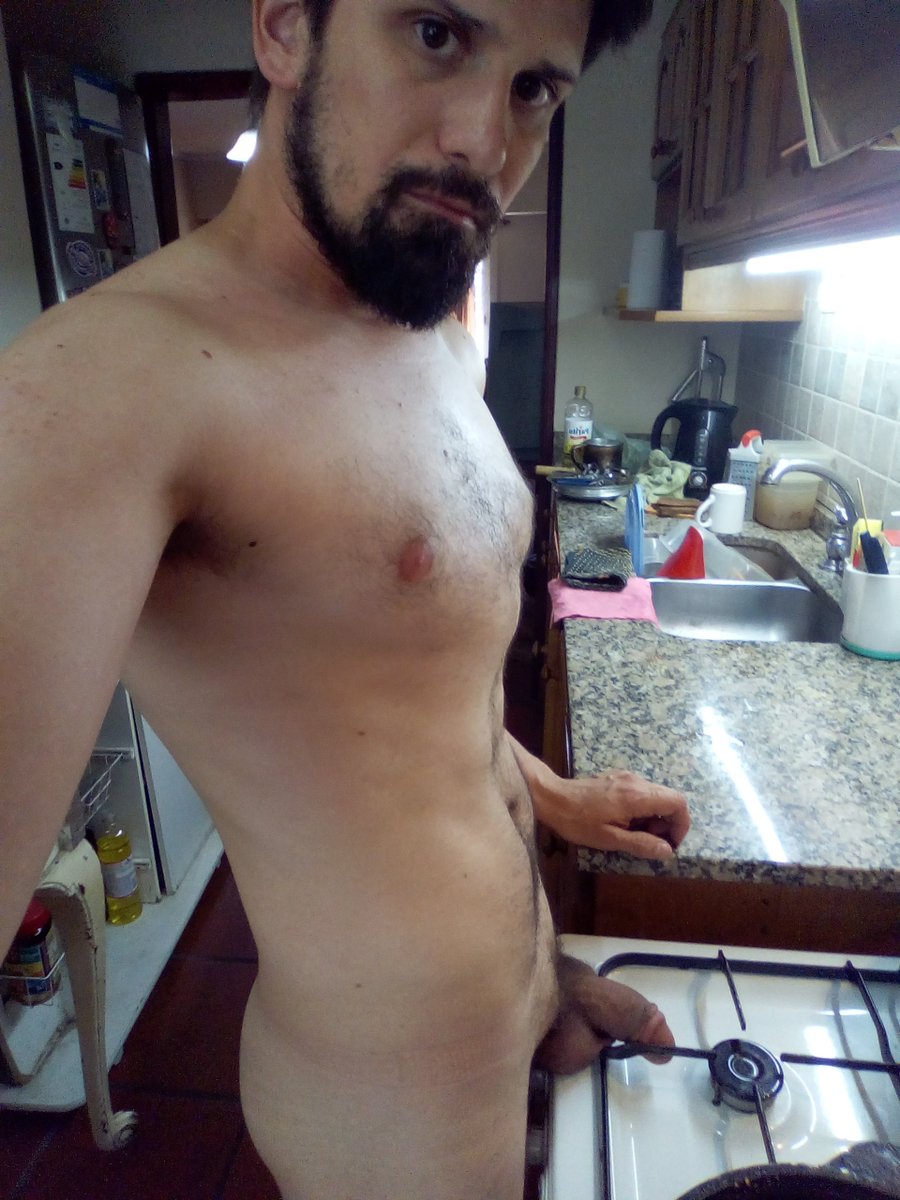 rolibol22's tweet photo. Hoy toco cocina nudista quien me acompaña??? #nudismo #enbolas #cocina #gomosa https://t.co/mXDc1OUpbv