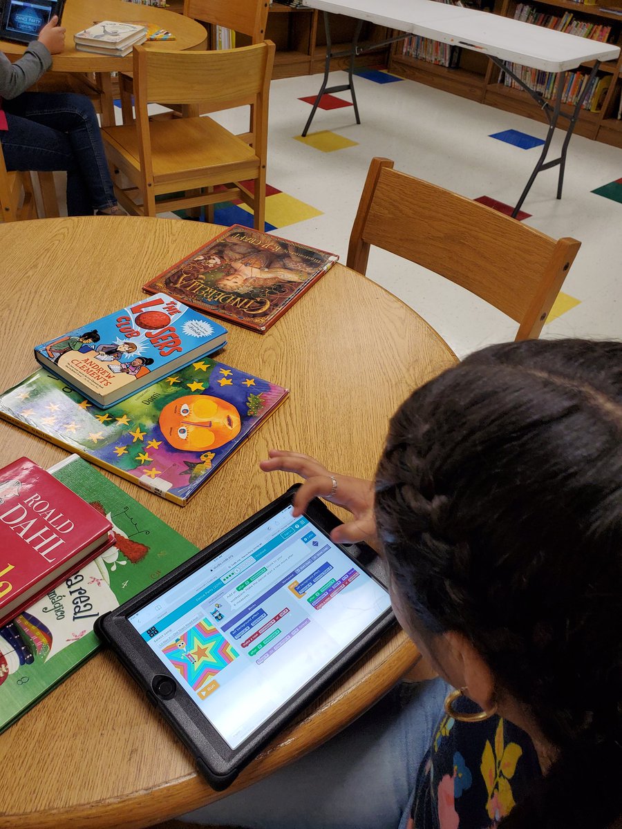 SchoolPrice's tweet photo. Hour of code
#hourofcode
#pricelibrary #southsanlibs #hadipartovi #priceelementary https://t.co/I2pTOpJAkg