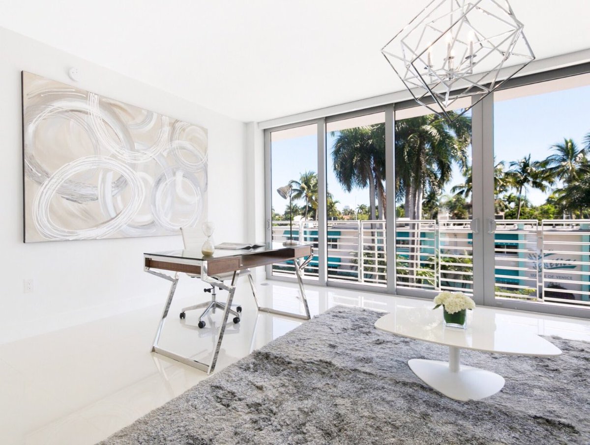 Work with ease in a light-filled room at #AquaVue ✨ To book a private tour, please call our sales center at (954) 530-7116.