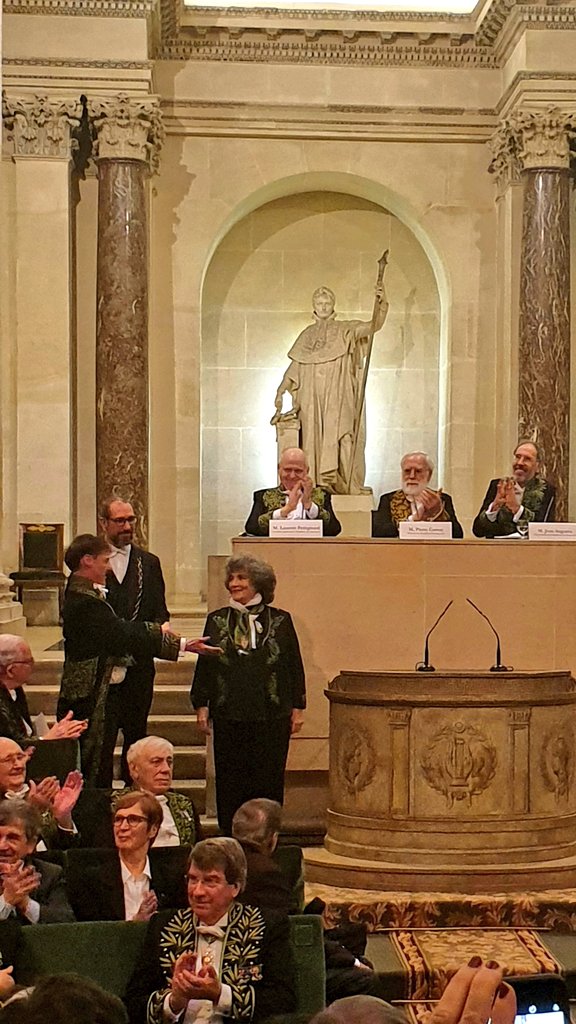 AcadBeauxarts's tweet photo. Remise d'une broche à Coline #Serreau par son confrère Régis Campo. Au centre de ce bijou de famille se détache un Cupidon brandissant un flambeau, symbole de la liberté et de la création. #Cinema https://t.co/mTwWgP8XTC