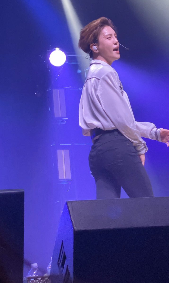 txxteez's tweet photo. Watching my a.c.e atlanta vids and can someone explain to me how his waist so skinny and ass so thicc like he defies the laws of physics #ACEinAtlanta #aceinatl https://t.co/PJrML6wdu4