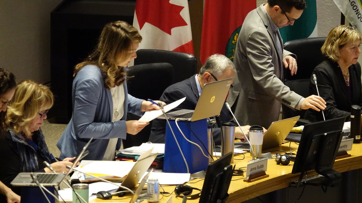 KatePorter613's tweet photo. Most members of council refuse to sit as today's big agenda gets underway, and have even brought standing desks to last the meeting in protest against their colleague, Rick Chiarelli. #ottnews #ottpoli #ottcity https://t.co/P1skncr1dv
