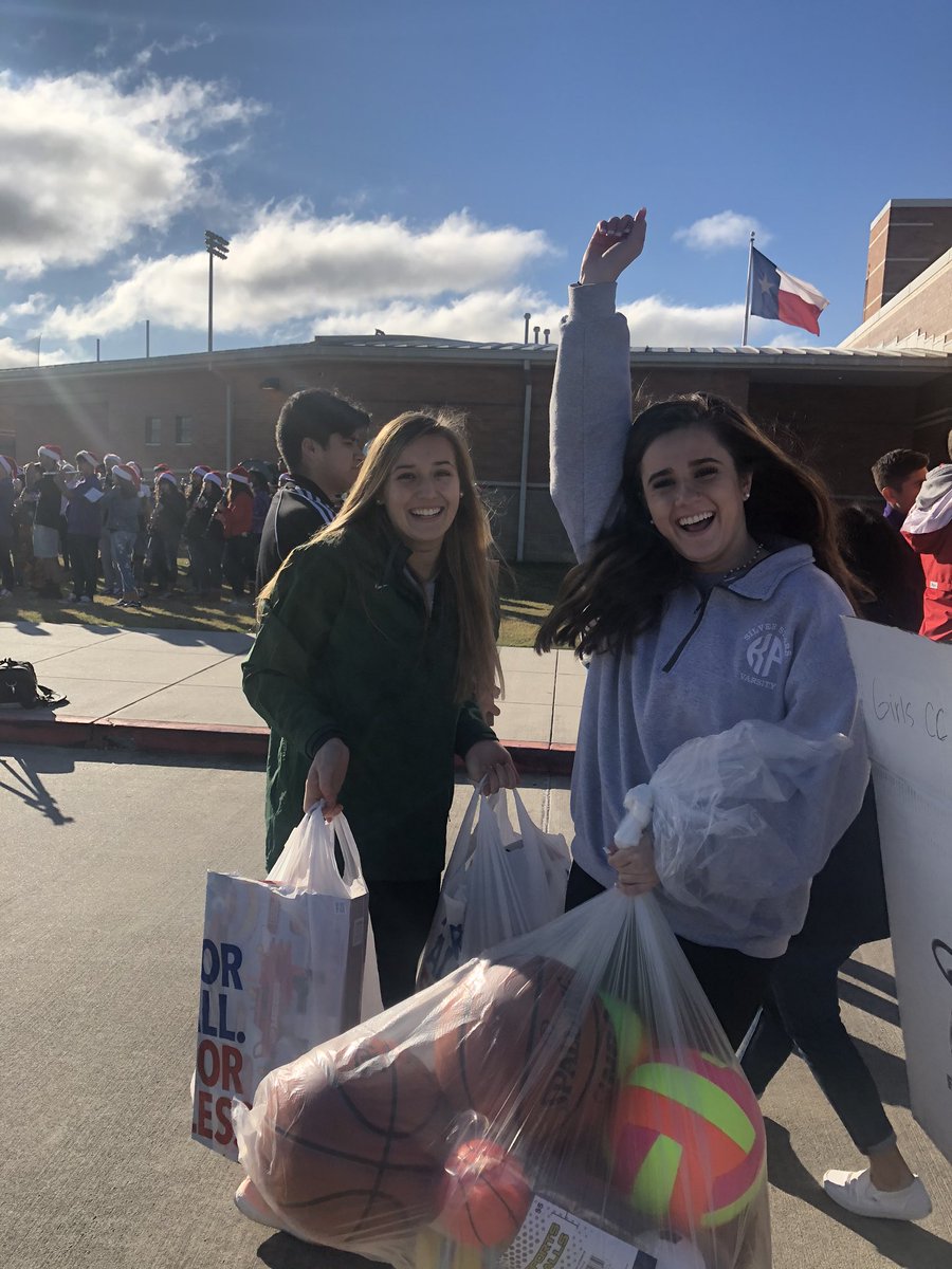 KParkGirlsXC_TF's tweet photo. Kingwood Park Athletes and Fine Arts students filling the bus with toys for the Empty Stocking event. @HumbleISD_KPHS @HumbleISD_Ath @HumbleISD https://t.co/yl9L5CjG3Q