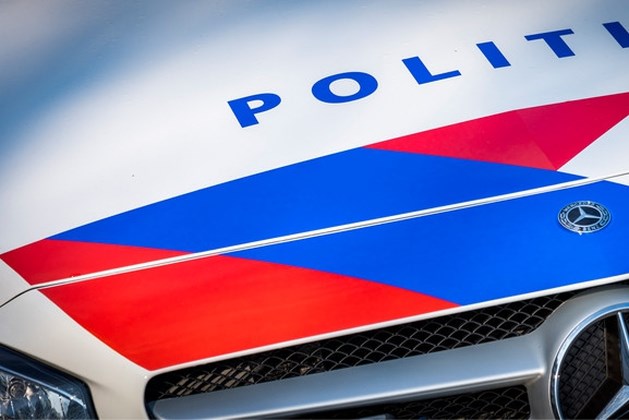 De politie heeft dinsdagavond in Roermond drie personen aangehouden die worden verdacht van betrokkenheid bij afpersing en diefstal met geweld eerder die avond op de Eiermarkt. ..