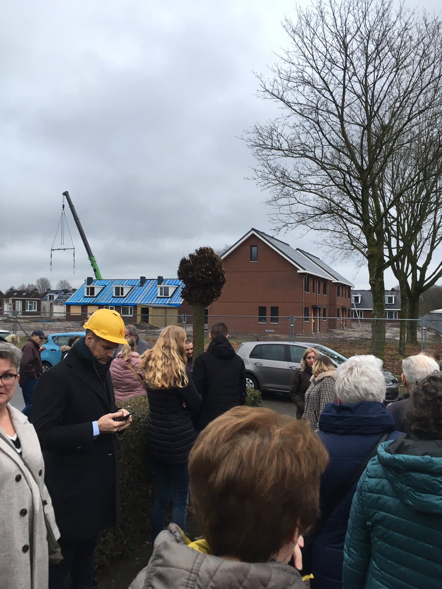 kooseggels's tweet photo. Het winterevenement op Piushof in Panningen @gempeelenmaas alle toekomstig huurders van @wonenlimburg hebben een rondleiding in hun nieuwe @MorgenWonen woning gehad en hebben een vogelhuisje geschilderd. Dank voor de gastvrijheid @JongenBouw #welkomthuis #samenwonen https://t.co/juaSR8tYdZ