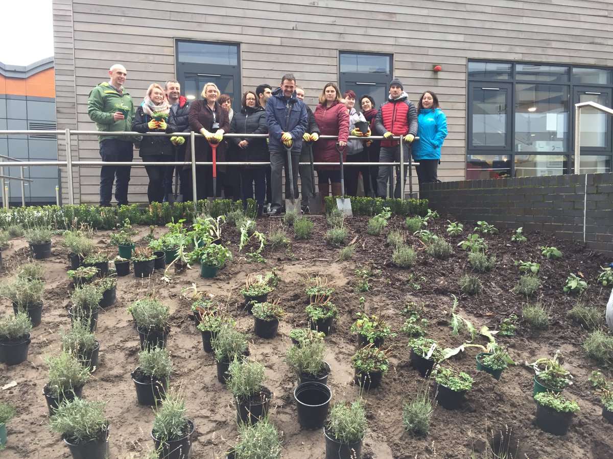 A big thank you to all our green-fingered students and staff who helped launch a brilliant new planting project at our City Campus this afternoon.

It's one of our many sustainability initiatives taking place across the university.

#LJMUgreenspaces #Iwill4YOE
