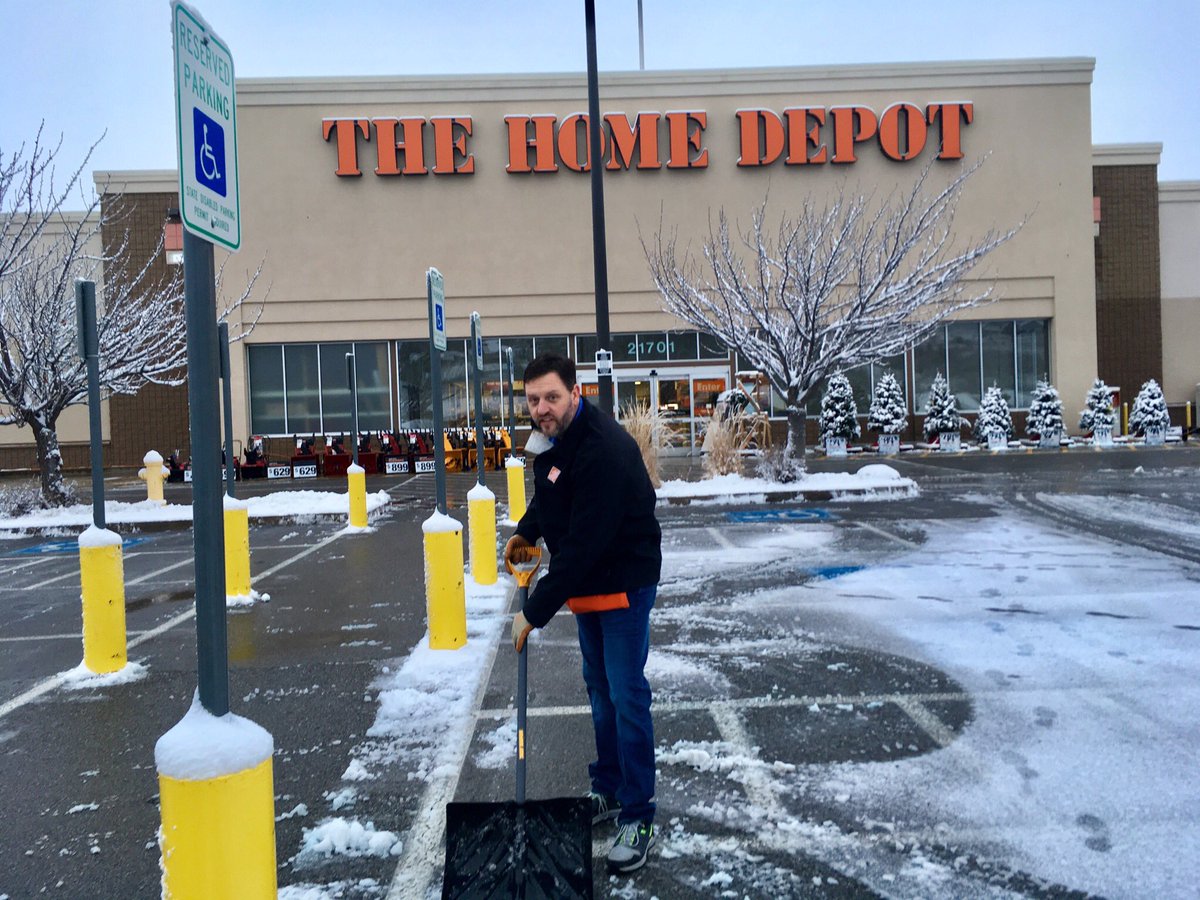 JonKam7's tweet photo. Thanks to everyone for snow and ice removal! Great job keeping the store safe! @Mark_Cooper_198 @MikeCaplinger1 https://t.co/lDdMBuBlUc
